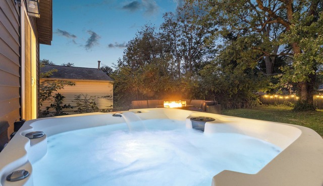 The Luxe/Hot Tub/10 Min Keenland/12 Min Downtown/Fenced In Yard/Pet Friendly