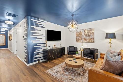 The Luxe Hot Tub Playground 12 Min to Horse Park