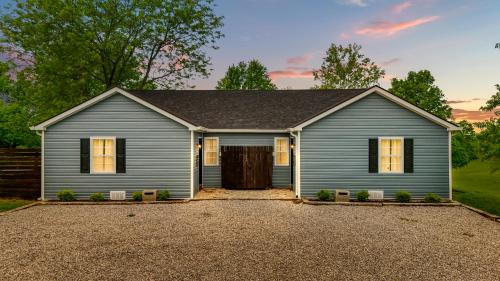 The Luxe/Hot Tub/Putt Putt/10 Mins Shaker Village