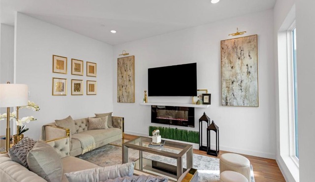 The Luxe Lair - Convenience and Comfort meet Lavish Luxury townhouse