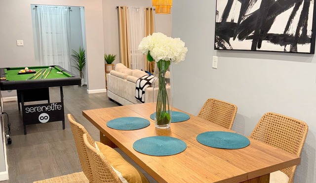 The Luxe Landing w/Pool Table, Free Parking ,Self check-in and WiFi