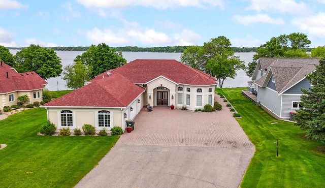 "The Luxe" on Lake Carlos