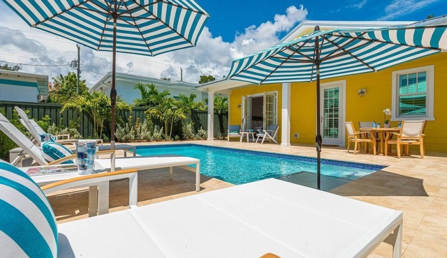 The Luxe Sunshine Villa w/*Private Pool House*