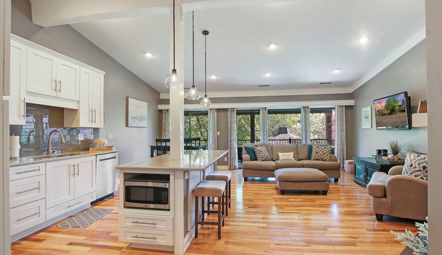 The Luxe at Abbey Villa |Gas Fireplace| King Master |Large Covered Balconies |Pool View |Hot Tub