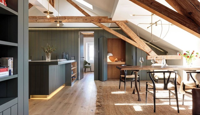 The luxurious 4.5 room attic apartment, 120m2 is located in a historic building