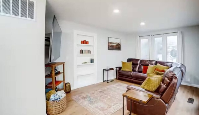 The luxurious Jackass Manor