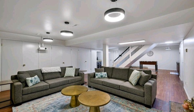 The Luxury 5 BR house W/hot tub, fast internet, office and free parking