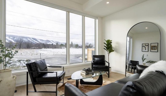 The Luxury Black Rose Chalet at The Blue Mountains for 20