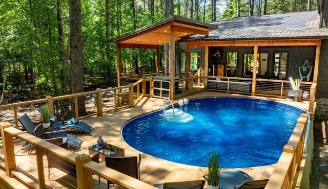 The Luxury Pines Retreat w/NEW Pool Heating Option*, Hot Tub ,Fire Pit Sleeps 8