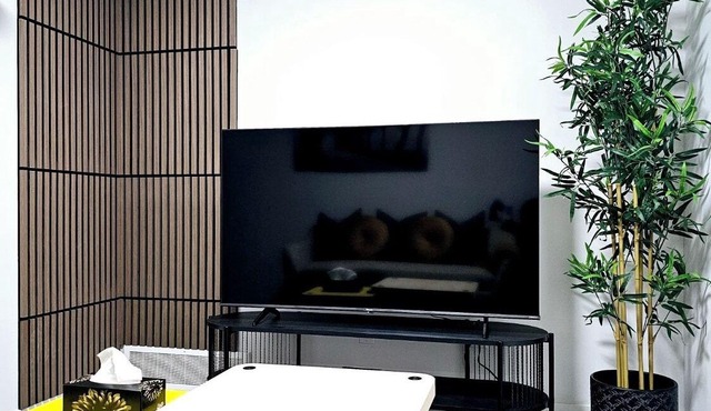 The Luxury Retreat, CalgarynnCentral location, family oriented, feel at home!