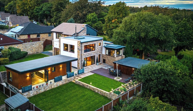 THE LUXURY SHED, with a garden in Huddersfield