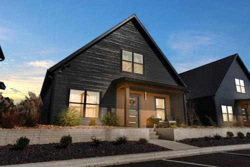 The Luxx - ALL NEW/4 BD/Poolside/Hot Tub/Lake View