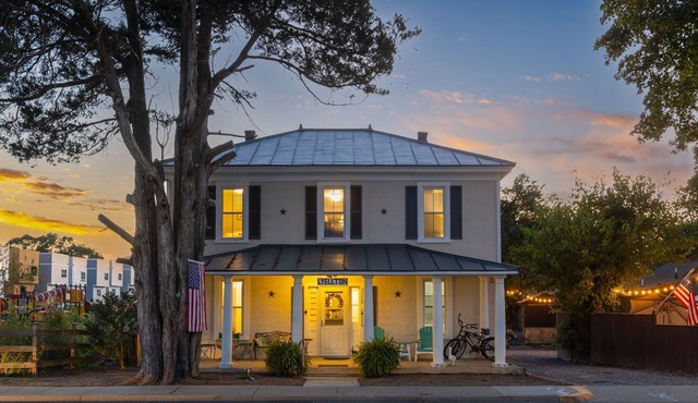 The Lyellton House: 6 Bd 4Ba - Steps to Shops & Shore - Pet Friendly