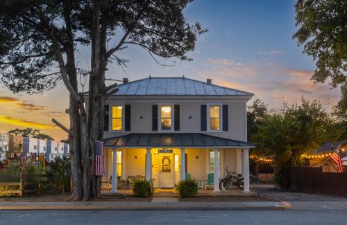 The Lyellton House: Water View, Steps from Beach