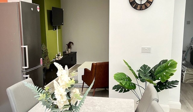 The Lyme Lounge - Spacious & Modern 3 Bed- Parking