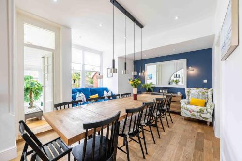 The Lymington Hub Slps 13 hot tub/chef/spa