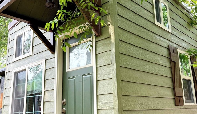 The Lyons Lodge – Boulder Charm & Mountain Views in a Tiny House Stay