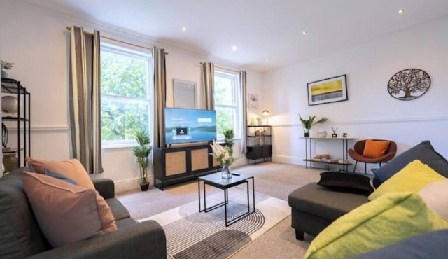 🌊 The Lytham Retreat – Luxurious 5-Bedroom Coastal Escape, Sleeps 10+