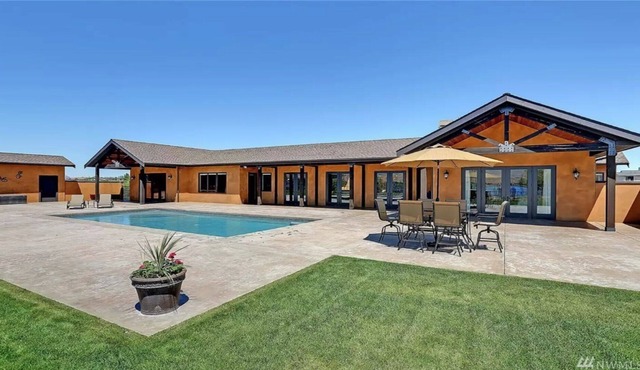 The M Lodge. Luxury vacation or corporate retreat in Desert Aire.