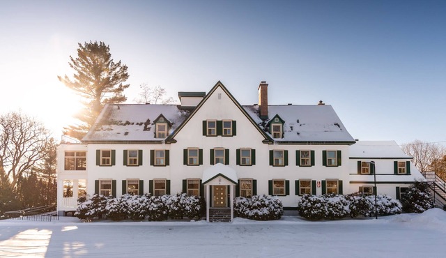 The Manor - 32 bedrooms for 80 people