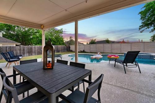 The Mad Hatter - Heated Pool Gameroom & More