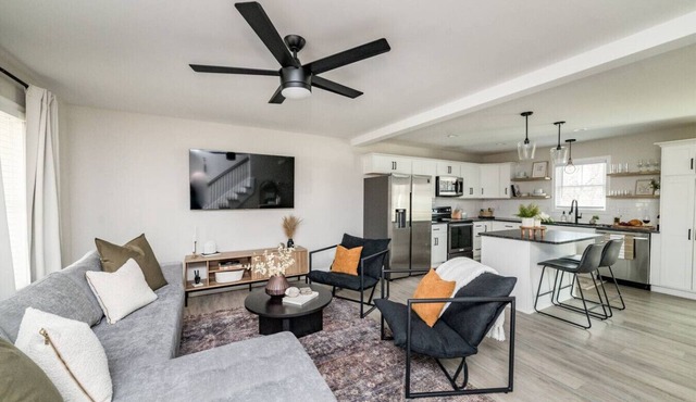 The Madison, 5 Minutes to Downtown, Firepit and Deck!