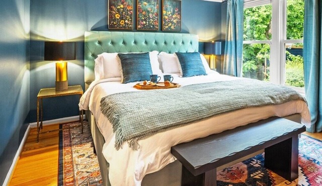 The Madison - Pet Friendly Spacious Retreat + Private Fire Pit Courtyard