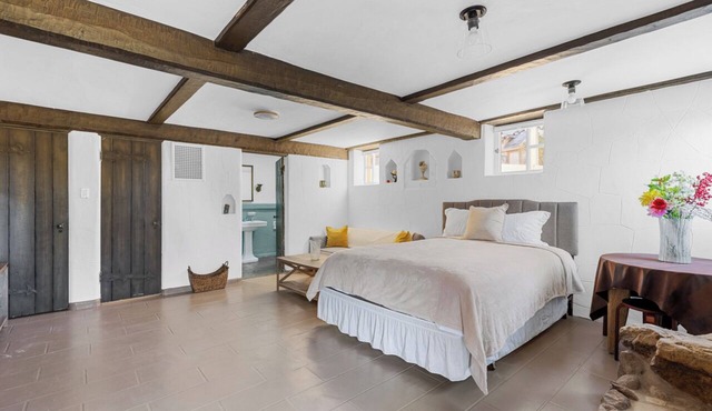 The Magic Castle Units 5+6, Near Lax, I-5, Universal Studios and Six Flags!