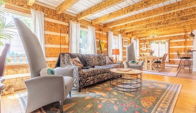 The Magic Cottage- Artsy Escape with Hot Tub & Charm