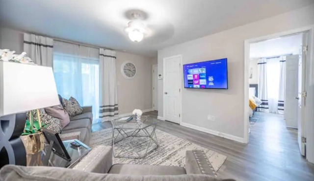 "The Magnolia" 2 QN BD/2BA/2Workstations/Fast WiFi