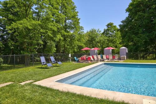 The Magnolia Cottage seasonal heated pool