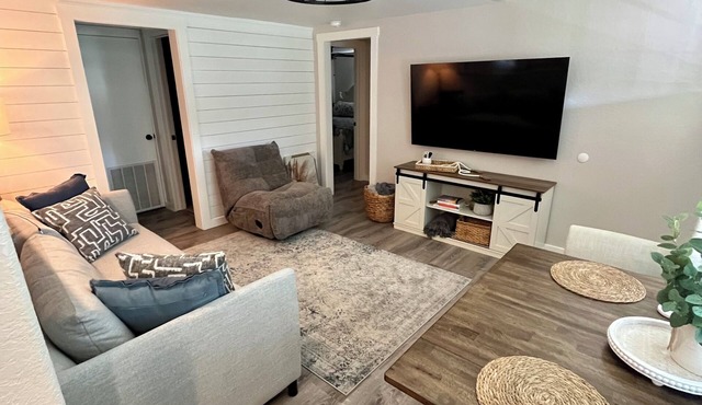 The Magnolia Cottage, La Vernia: Charming Cozy house in downtown La Vernia!