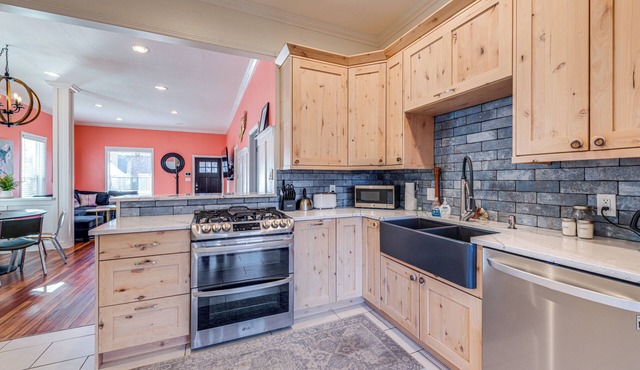 ‘The Magnolia House’ w/Hot Tub < 1 Mi to Old Town