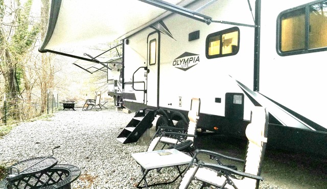 The Magnolia House RV 2022 Riverfront Sleeps 5