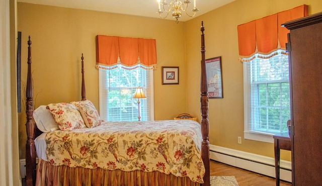 The Magnolia Room - Private Studio w/Ensuite Bath in Historic Downtown Home