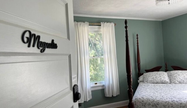 The Magnolia Room w/Queen Bed