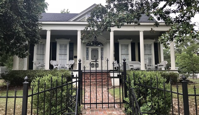 The Magnolias - A Beautiful Charming Historical Home to relax & make memories!