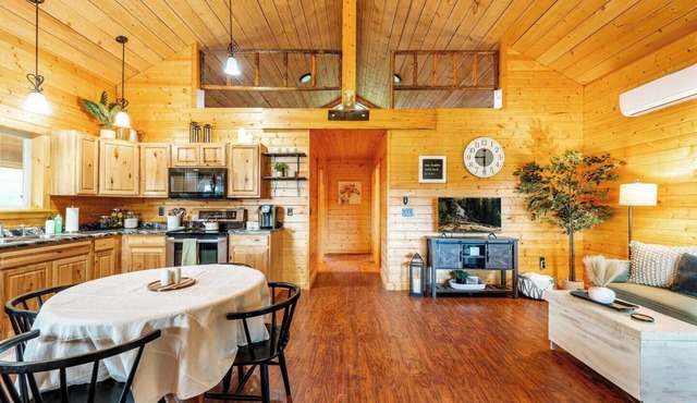 The Magpie Cabin - it's adorable & close to town!