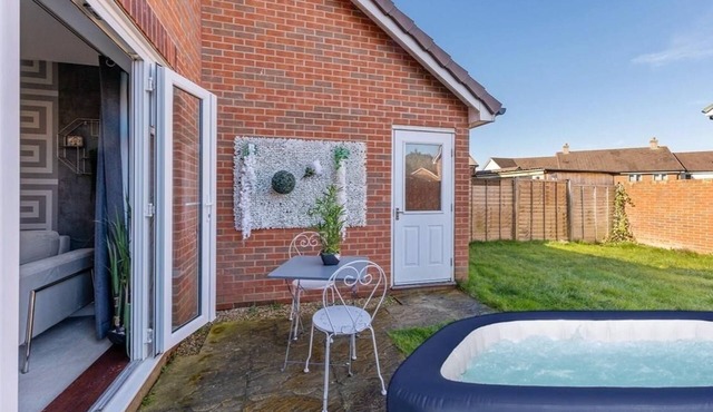 The Maidstone Detached Boutique Getaway | Hot Tub | Parking