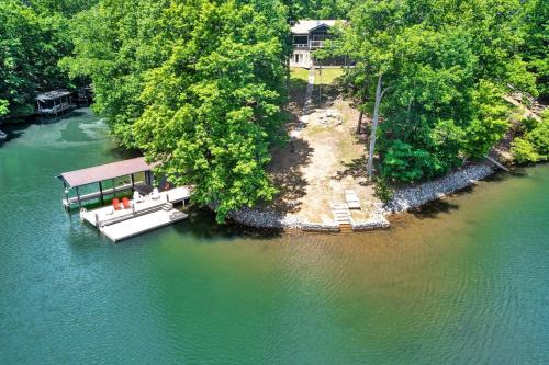 The Main House - Lakefront home with private hot tub & balcony