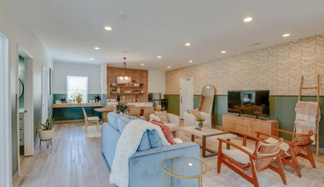 The Main Jane - 4 Bedroom 2 Bath Sleeps 11!