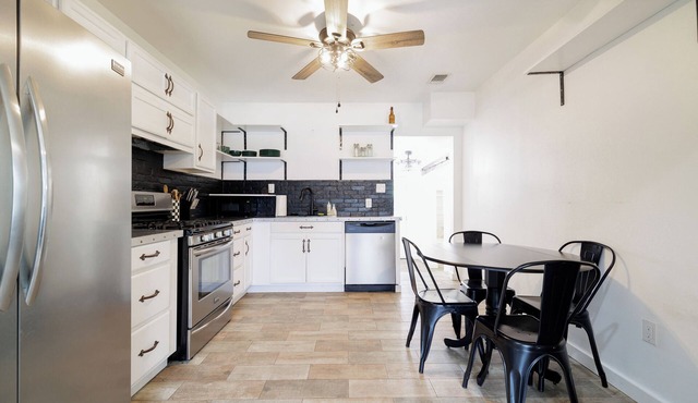 The Main St House-Charming 2-bedroom home, fitness room in peaceful Cuero