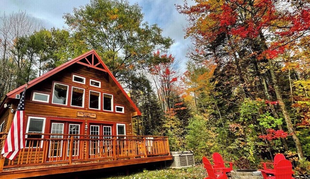 The Maine Mountain House -Cozy cabin w/hot tub & fire pit,walk to ski/bike lift