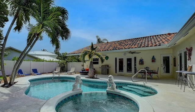 The Majesty | Lux Pool & Heated Spa Tub Residence