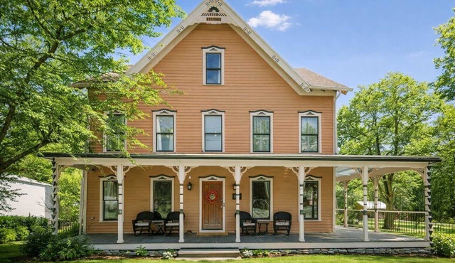 The Makely House: Hot Tub | Barn | Large Groups