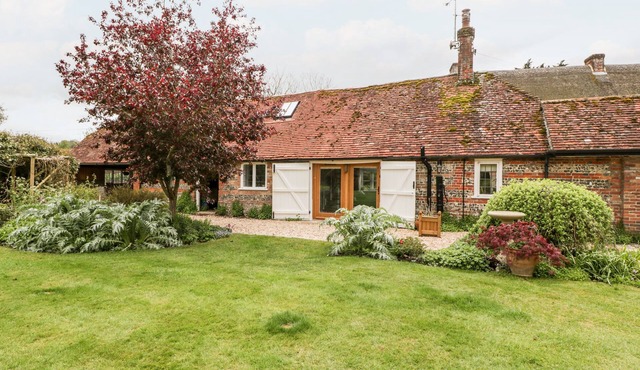 THE MALTHOUSE, pet friendly, with a garden in Blandford Forum