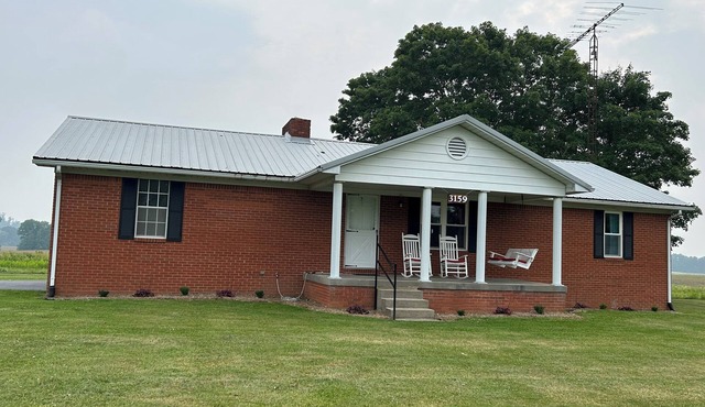 The Mammoth Cave House, 3BR, 2 bath with 5 beds and VERY near Mammoth Cave