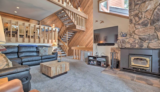 The Mammoth Lodge by Hiking, Lakes, Skiing & More!