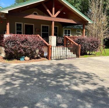 The Manor- 4 BR Home with Pool Table, Swimming Pond and Sand Volleyball