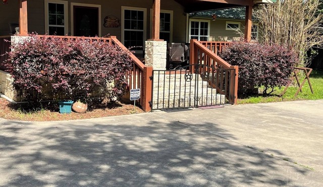 The Manor 4 BR w/Pool Table, Swimming Pond, and Sand Volleyball